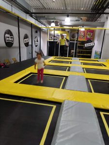 Kavarna z igrali za otroke na Ptuju. Predel s trampolini.