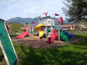 Gostilna z igrali za otroke v Mozirju. Kompozicija s tobogani in plezalna stena. 