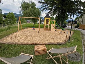 Gostilna z igrali za otroke v Mozirju. Gugalnica, igralni stolp s plezalno steno in toboganom, gugalnica "tehtnica".