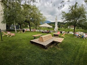 Letni vrt, trampolin in peskovnik.