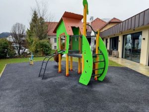 Igralna hiška s toboganom, plezalna lestev, gugalni konjiček. 