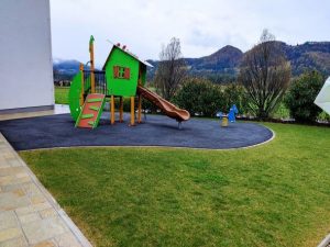 Gostilna z igrali za otroke na Vranskem. Igralna hiška s toboganom, plezalna lestev, gugalni konjiček. 
